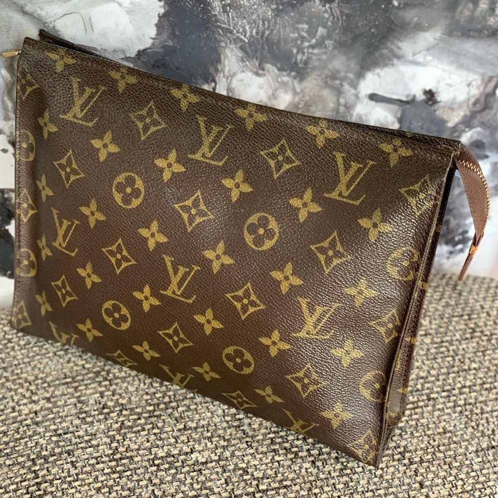 ⛔️SOLD⛔️Louis Vuitton Toiletry 26